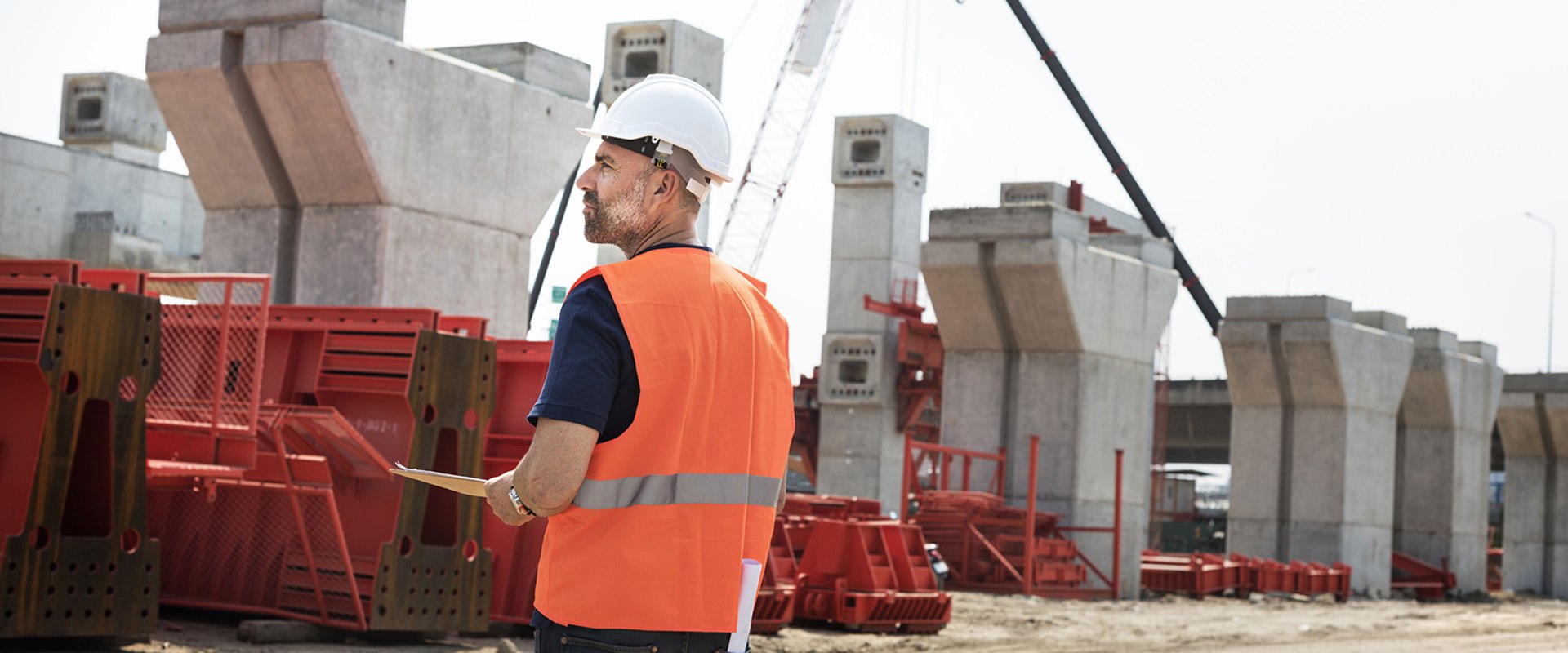 What is the average salary for a construction engineer?